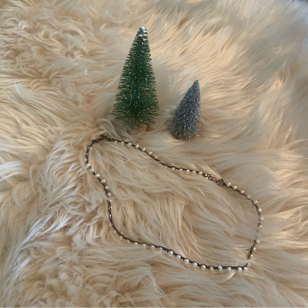 Small pearl/leather choker